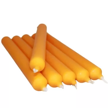 Orangefarbene Tischkerze