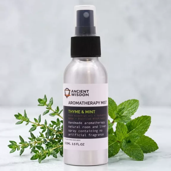Raumduft mit ätherischen Ölen aus Thymian und Minze im Sprühflakon – 100 ml Raumduft mit ätherischen Ölen aus Thymian und Minze im Sprühflakon – 100 ml