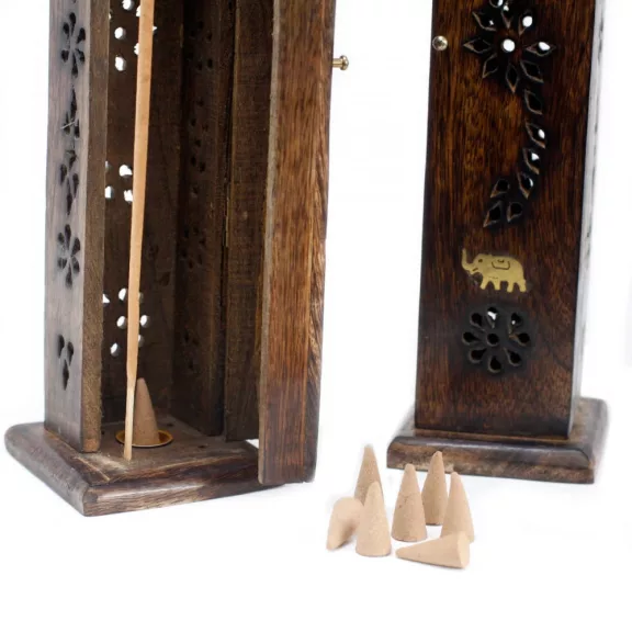 Mangoholz-Räucherständer-Turm mit Teildekoration Mangoholz-Räucherständer-Turm mit Teildekoration