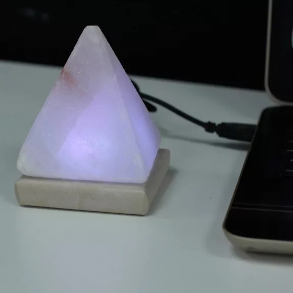 Hochwertige USB-Salzlampe in Form einer weißen Pyramide – 9 cm (mit Farbwechsel) Hochwertige USB-Salzlampe in Form einer weißen Pyramide – 9 cm (mit Farbwechsel)