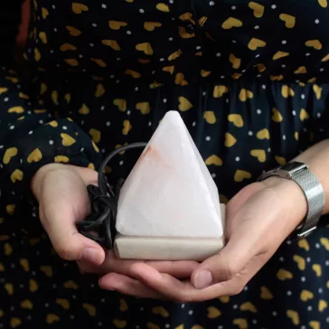   Hochwertige USB-Salzlampe in Form einer weißen Pyramide – 9 cm (mit Farbwechsel) 