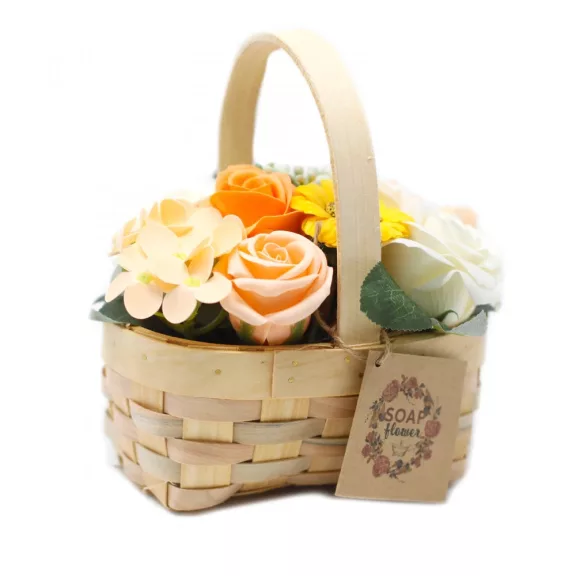 Mittlerer orangefarbener Blumenstrauß im geflochtenen Korb Mittlerer orangefarbener Blumenstrauß im geflochtenen Korb