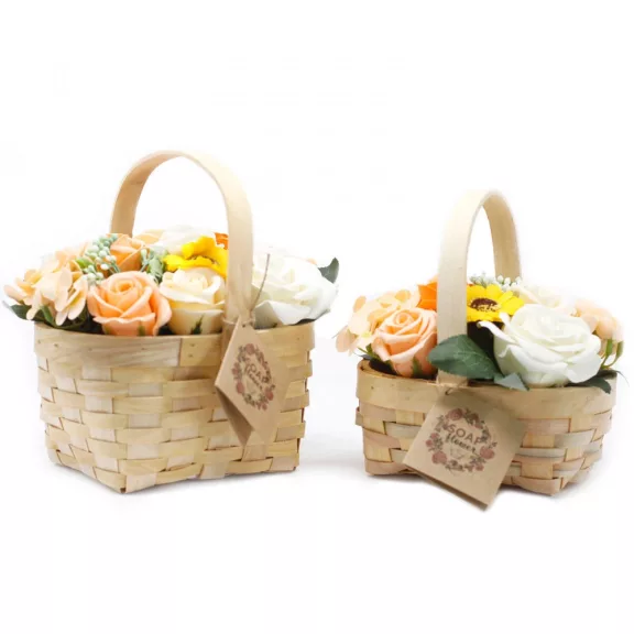 Mittlerer orangefarbener Blumenstrauß im geflochtenen Korb Mittlerer orangefarbener Blumenstrauß im geflochtenen Korb