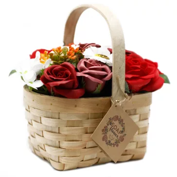 Großer roter Blumenstrauß in einem geflochtenen Korb