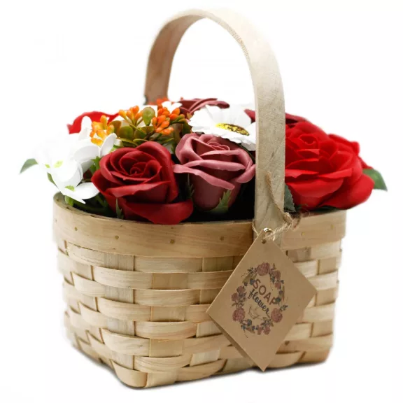 Großer roter Blumenstrauß in einem geflochtenen Korb Großer roter Blumenstrauß in einem geflochtenen Korb