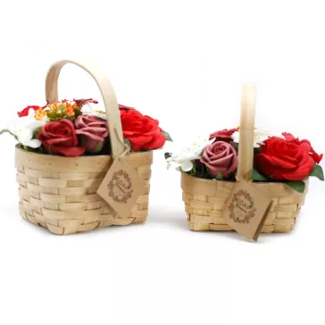 Großer roter Blumenstrauß in einem geflochtenen Korb