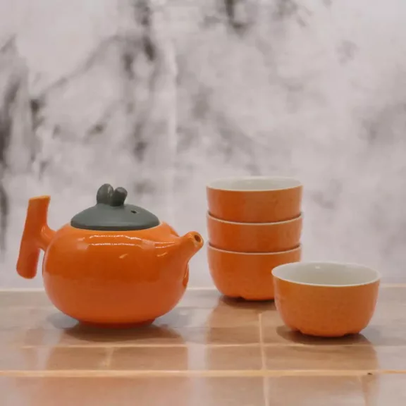 Orangefarbenes Teeservice - Teekanne und vier Tassen Orangefarbenes Teeservice - Teekanne und vier Tassen