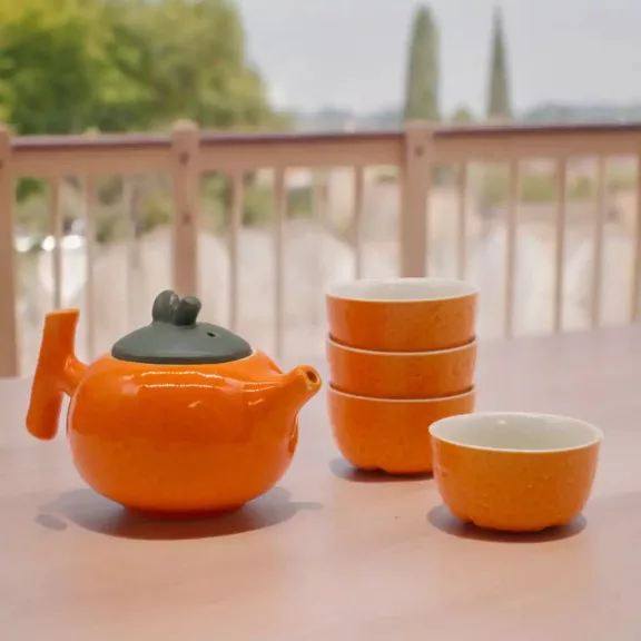 Orangefarbenes Teeservice - Teekanne und vier Tassen Orangefarbenes Teeservice - Teekanne und vier Tassen