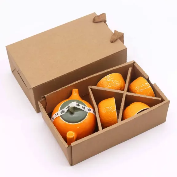 Orangefarbenes Teeservice - Teekanne und vier Tassen Orangefarbenes Teeservice - Teekanne und vier Tassen