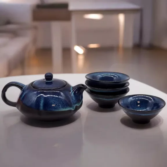 Blaues Teeservice - Teekanne und vier Tassen Blaues Teeservice - Teekanne und vier Tassen