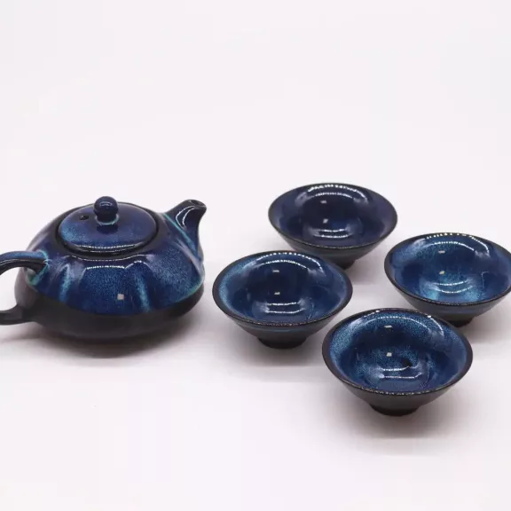 Blaues Teeservice - Teekanne und vier Tassen Blaues Teeservice - Teekanne und vier Tassen