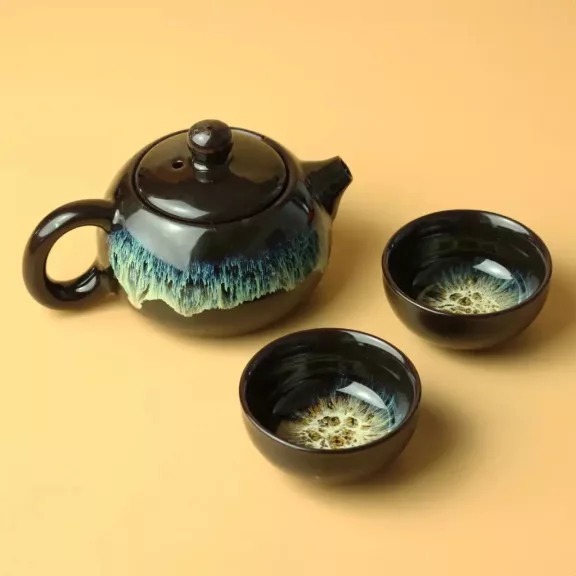 Schwarze glasierte Teeservice-Mini-Teekanne und zwei Tassen Schwarze glasierte Teeservice-Mini-Teekanne und zwei Tassen