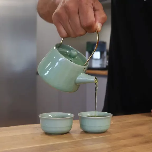 Grüner Teeservice - Teekanne und zwei Tassen Grüner Teeservice - Teekanne und zwei Tassen