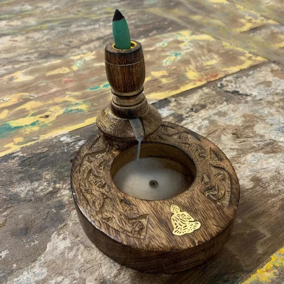 Kleiner Mango-Holz „Flüssiger Rauch“ Räucherstäbchenhalter – Messing-Buddha Kleiner Mango-Holz „Flüssiger Rauch“ Räucherstäbchenhalter – Messing-Buddha